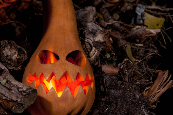 La calabaza de halloween con los ojos ardientes
 - Foto, Imagen