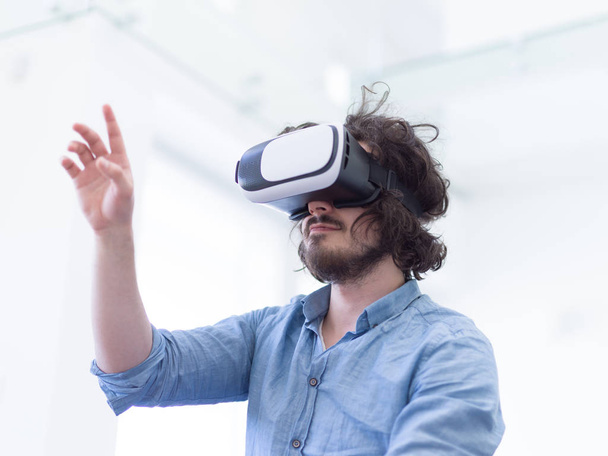 man getting experience using VR  - Foto, Imagem