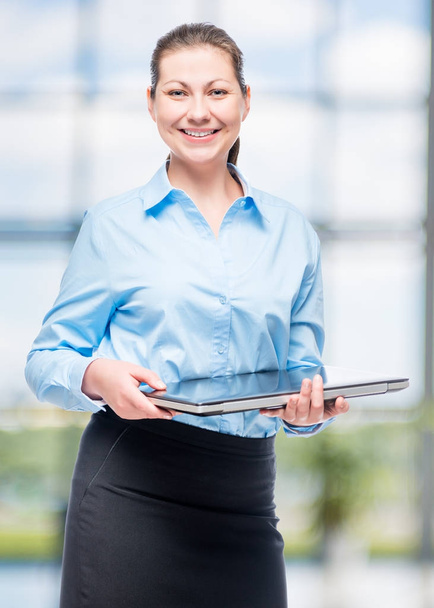 Mulher sorridente com laptop bem sucedido no negócio, retrato em de
 - Foto, Imagem
