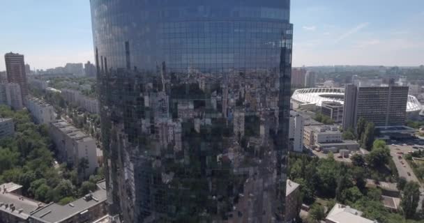 KYIV - Glass skyscraper 2 July 2017. Aerial rising shot of reflective office skyscraper details in a modern business district. Cityscape, skyscraper, building, downtown, business center, outdoor. - Imágenes, Vídeo