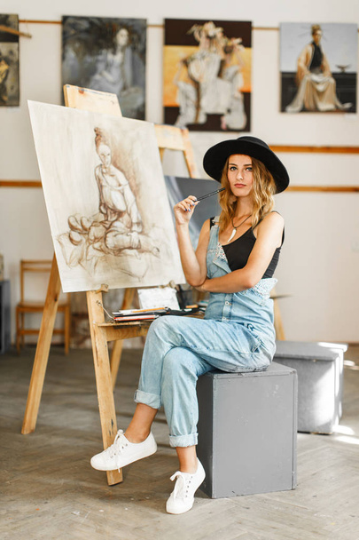 Artists Drawing Process in the Studio - Фото, изображение