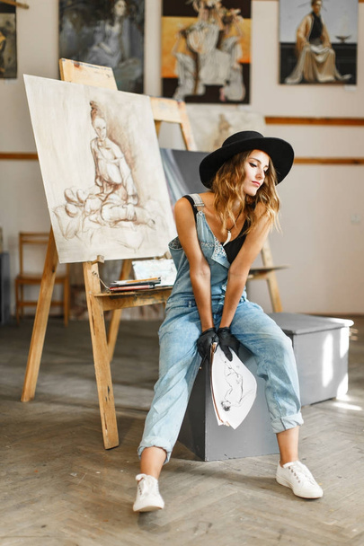 Artists Girl Posing Process in the Studio - Zdjęcie, obraz