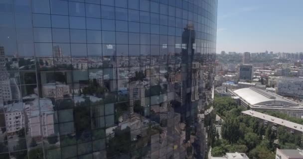 KYIV - Glass skyscraper 2 July 2017. Aerial rising shot of reflective office skyscraper details in a modern business district. Cityscape, skyscraper, building, downtown, business center, outdoor. - Filmagem, Vídeo
