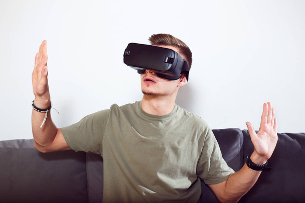 Man Use VR Set - Foto, afbeelding