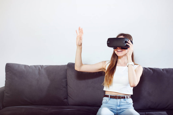 Girl Use VR Headset - Zdjęcie, obraz