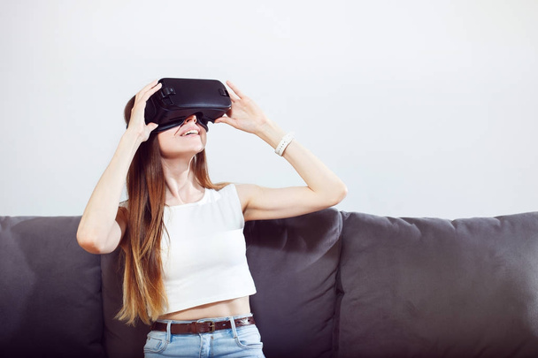 Girl Use VR Headset - Zdjęcie, obraz