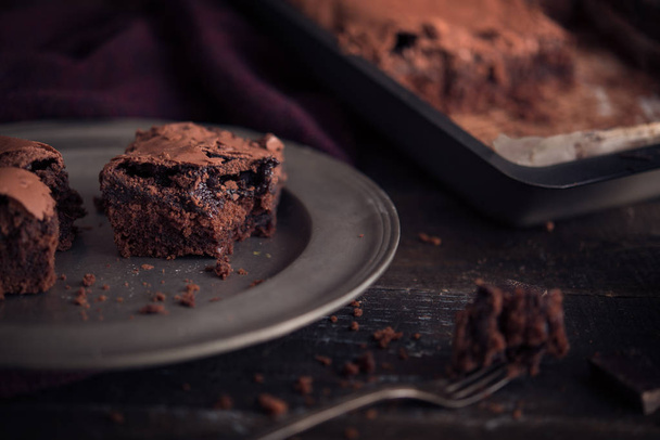 Brownie csokoládé torta sötét hangulatú háttér - Fotó, kép