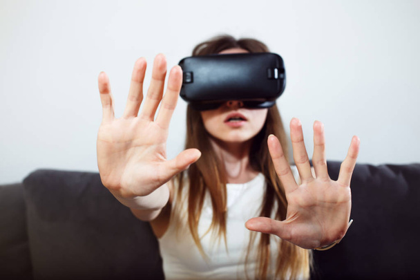 Girl Use VR Headset - Foto, afbeelding