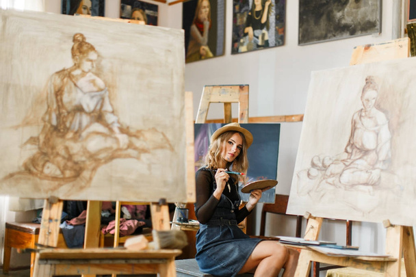 Artists Girl Posing Process in the Studio - Фото, зображення
