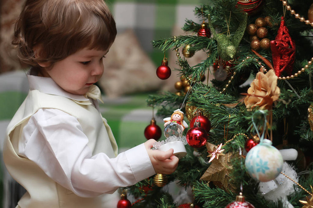 bambino decorare il giocattolo dell'albero di Natale
 - Foto, immagini