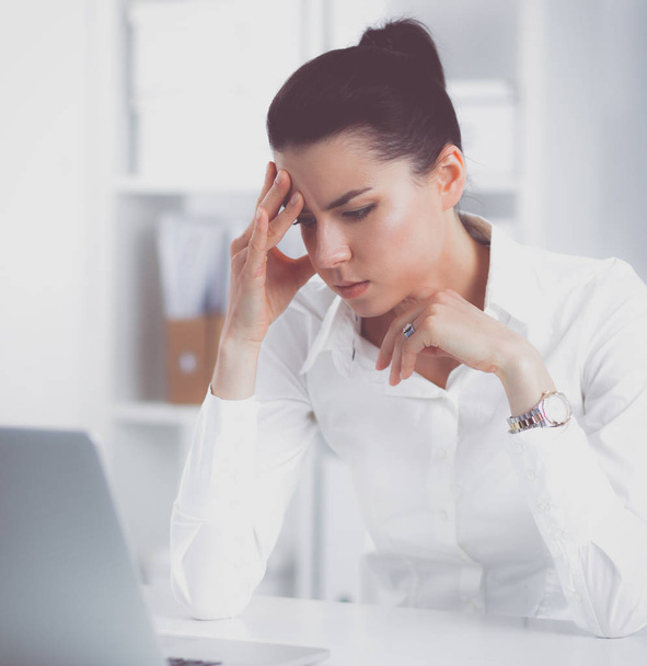 Retrato de mulher de negócios jovem cansado com laptop no escritório
 - Foto, Imagem