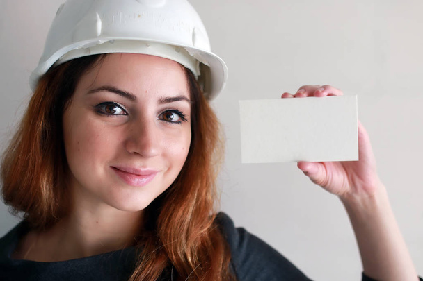 nő, egy üres papírlapot a kezében, építési si - Fotó, kép