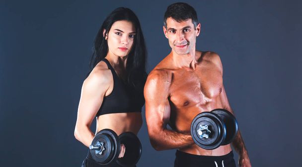 Αθλητικός άνδρας και γυναίκα με αλτήρες - Φωτογραφία, εικόνα