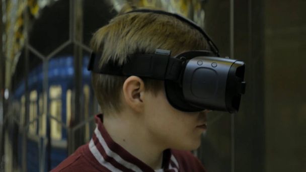 VR-suojalaseja futuristisella taustalla käyttävä mies. Houkutteleva mies yllään virtuaalitodellisuus suojalasit. VR kuulokkeet. Virtuaalitodellisuus käsite valkoisella taustalla
 - Valokuva, kuva