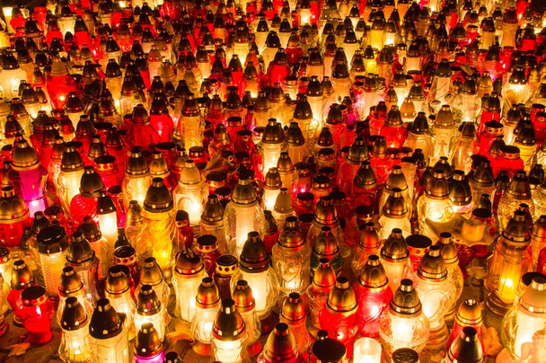 Un montón de velas de cementerio como fondo
. - Foto, Imagen