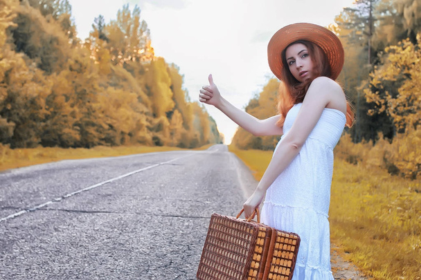 herfst park meisje in witte sundress en een rieten koffer wandelen - Foto, afbeelding