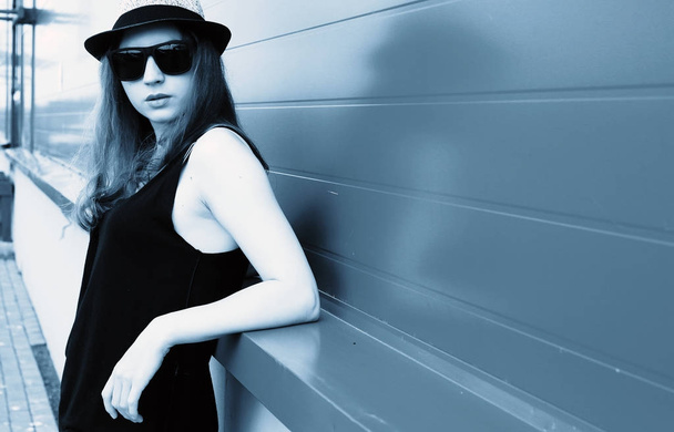 Cute girl hipster in a light hat and sunglasses on a summer day - Foto, Imagem