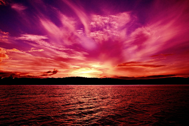 Espectacular rosa naranja violeta océano puesta de sol. Países Bajos
 - Foto, Imagen