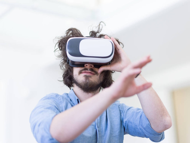 man getting experience using VR  - Foto, Bild