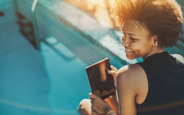Yüzme Havuzu yakınındaki dijital tablet ile abanoz kız - Fotoğraf, Görsel
