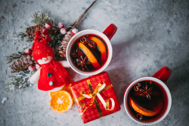 karácsonyi forró forralt bor, fűszerek és hagyományos újévi dekoráció a világos háttér - Fotó, kép