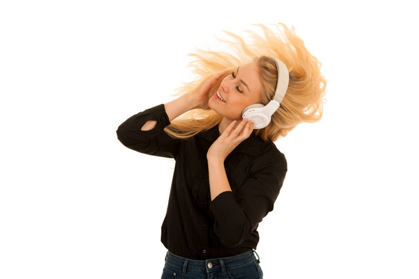 Красива молода жінка слухає музику на навушниках і танці
 - Фото, зображення