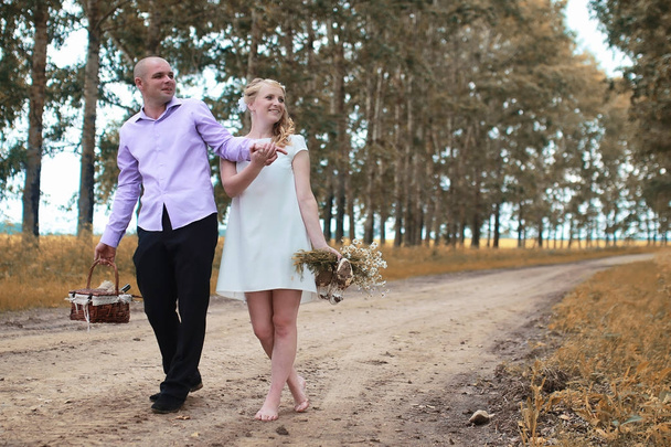 ちょうど秋の日のフィールドで歩いている恋人たちを結婚 - 写真・画像