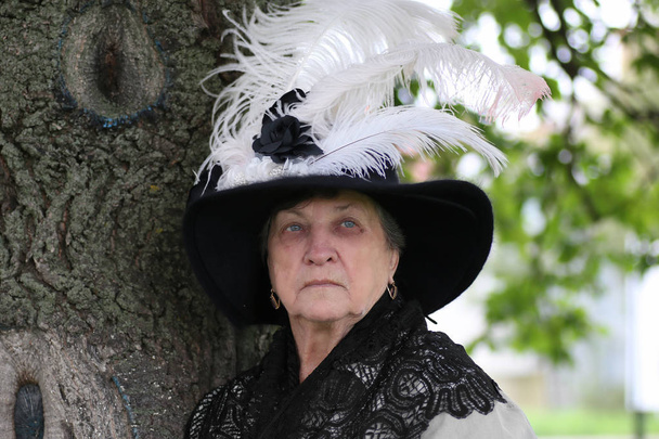 歳の女性の帽子の羽 - 写真・画像