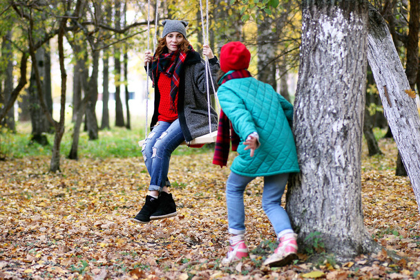 Mamá y su hija en un paseo por el parque de otoño
 - Foto, imagen