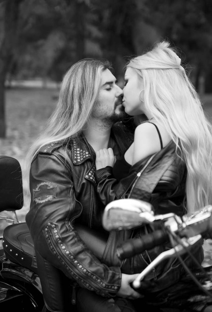Couple sur une moto dans une veste en cuir
  - Photo, image