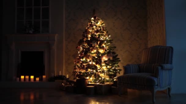 Fundo de Ano Novo com presentes e guirlanda piscando na árvore
 - Filmagem, Vídeo