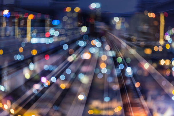 Pohybu pohyblivé železniční trati přes noc rozmazané bokeh lehké městské obchodní centrum - Fotografie, Obrázek