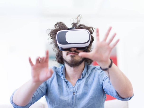 man using VR-headset glasses of virtual reality - Foto, Bild