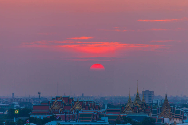  červený západ slunce na Wat Pha Kaew chrámu smaragdového Buddhy a Grand P - Fotografie, Obrázek