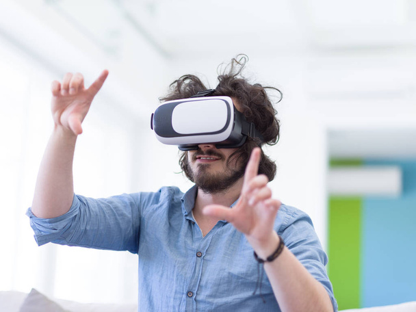 man using VR-headset glasses of virtual reality - Foto, afbeelding