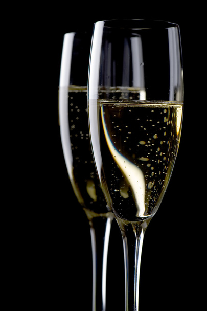 twee glazen champagne op zwart close-up - Foto, afbeelding