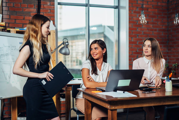 Une équipe de femmes d'affaires en réunion pour discuter de nouvelles idées dans un bureau moderne
 - Photo, image
