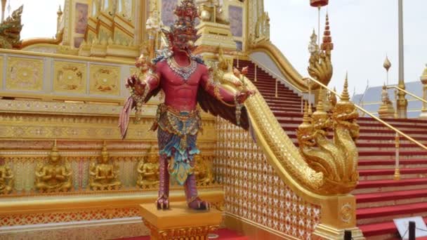 czerwony Garuda rzeźba przed Royal pogrzebowy stos dla Król Bhumibol Adulyadej - Materiał filmowy, wideo
