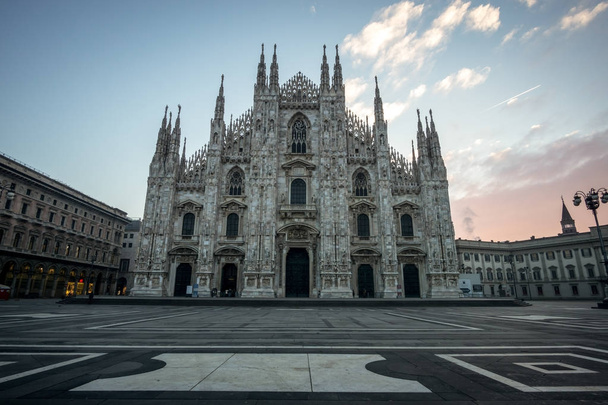 Milánó dóm napkeltekor - Fotó, kép