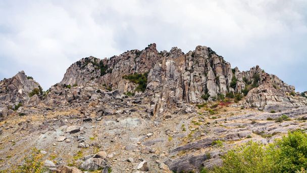 rocas de la montaña Demerdzhi en el parque natural
 - Foto, Imagen