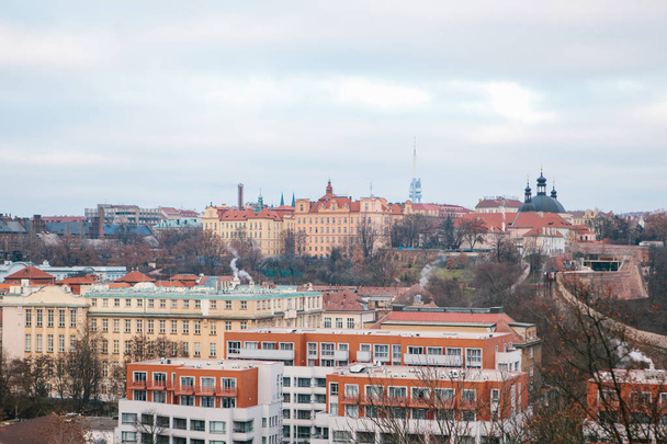 Nézd meg egy magas pont. Gyönyörű kilátás a fenti utcák, utak, és Prágában házak teteje. Hagyományos ősi városi építészet. - Fotó, kép