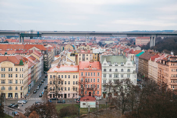 Widok z wysokiego punktu. Piękny widok z góry na ulicach, drogach i dachach domów w Pradze. Tradycyjne starożytnej architektury miejskiej. Droga, samochód jest zaparkowany, zwyczajne życie. - Zdjęcie, obraz