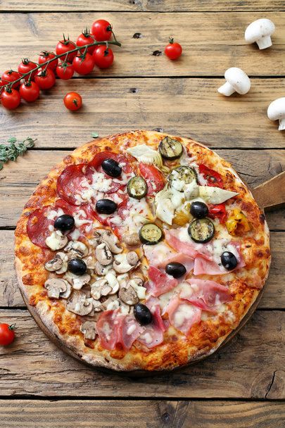 włoskiej pizzy serwowane na drewnianym stole - Zdjęcie, obraz
