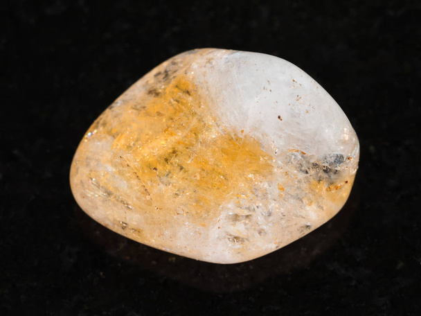 piedra de gema citrino pulido en la oscuridad
 - Foto, Imagen