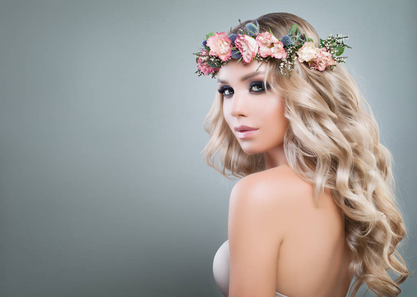 Beautiful Lady Fashion Model with Roses Flowers and Green Leaves - Zdjęcie, obraz