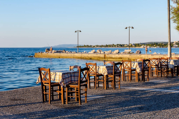 伝統的なギリシャのタベルナ、オープン海沿いレストラン夜 - 写真・画像