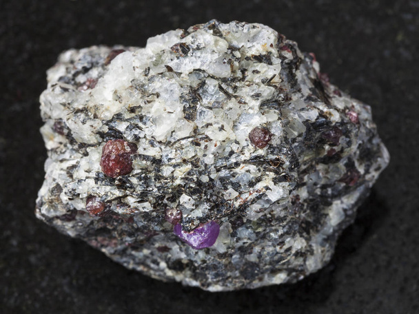кристали кунжуту в гнейсовому камені на темряві
 - Фото, зображення
