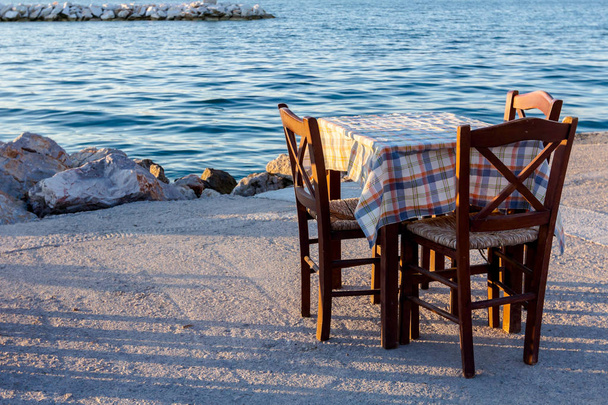 Wieczorem tradycyjna grecka tawerna, restauracja nad morzem otwartym - Zdjęcie, obraz