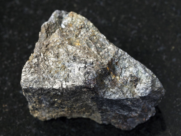koyu arka plan üzerine kaba Arsenopyrite taş - Fotoğraf, Görsel