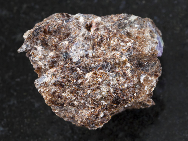 Плогопитовый камень с корундом на темном
 - Фото, изображение